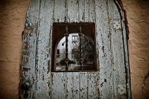 Door in front courtyard of the La Posada Hotel