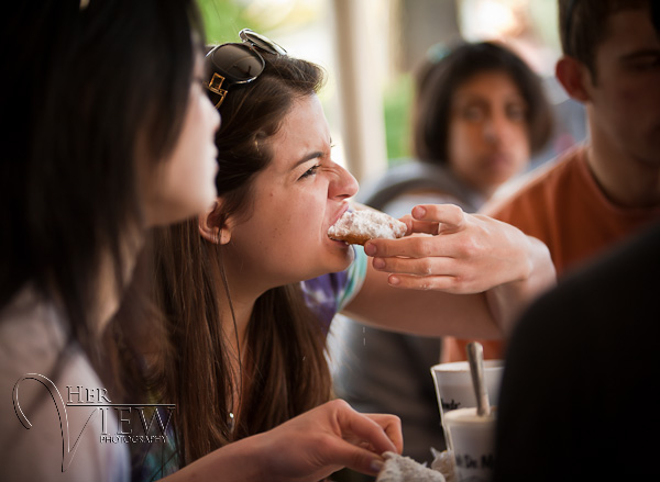 woman eating cafe du monde beignets